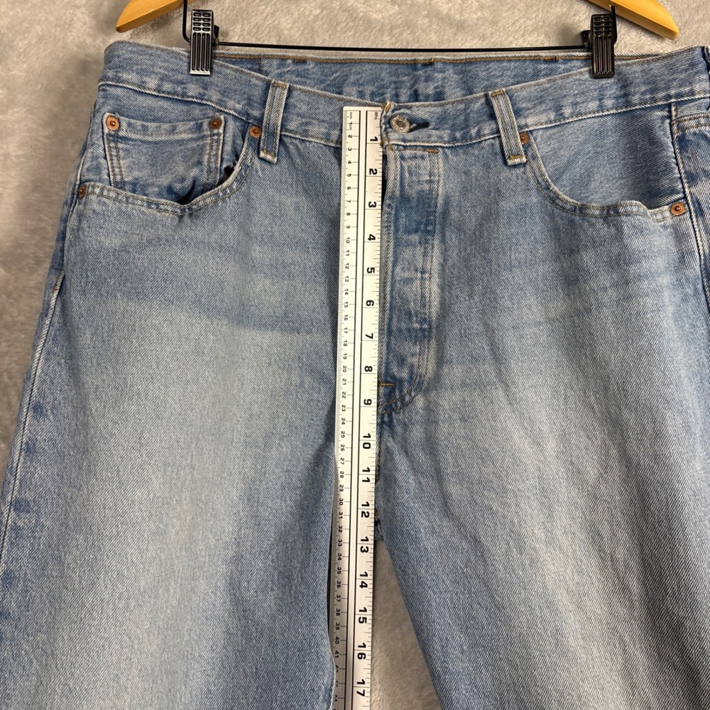 Levis 501‎ Original Fit Mens Light Wash Blue Straight Leg Button Fly Jeans 38x32 - Picture 6 of 11